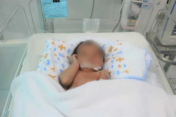 Bé gái bị bỏ rơi ngoài ruộng giữa trời nắng 40 độ, da bụng cháy sém đã tử vong-1