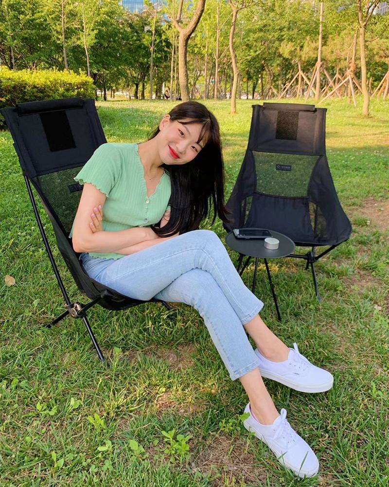 Mix 5 kiểu áo này với quần skinny jeans, chị em sẽ không bao giờ thất bại trong chuyện mặc đẹp và tôn dáng-7