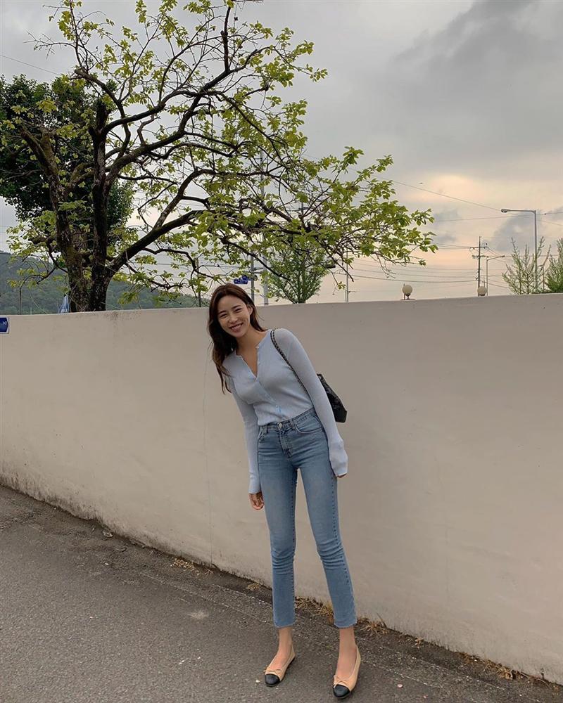 Mix 5 kiểu áo này với quần skinny jeans, chị em sẽ không bao giờ thất bại trong chuyện mặc đẹp và tôn dáng-9