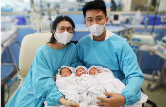 Hiếm gặp, người mẹ trẻ sinh một lần gồm 2 trai, 1 gái-2