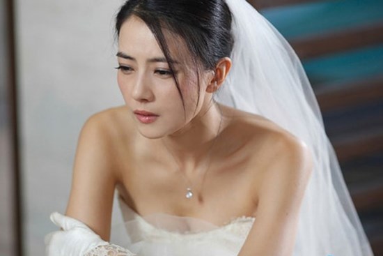 Người yêu cũ của tôi bỗng xuất hiện tại đám cưới, cầm điện thoại dọa phát clip nóng và phản ứng của chồng khiến gã thất thểu ra về