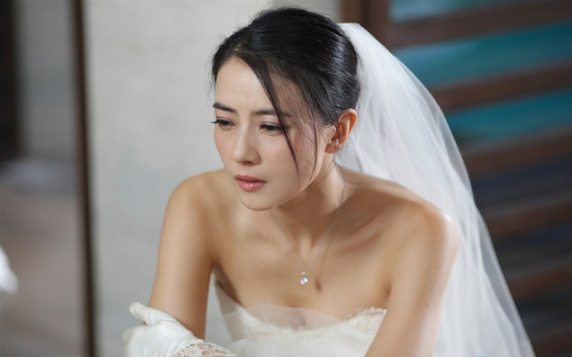 Người yêu cũ của tôi bỗng xuất hiện tại đám cưới, cầm điện thoại dọa phát clip nóng và phản ứng của chồng khiến gã thất thểu ra về-1