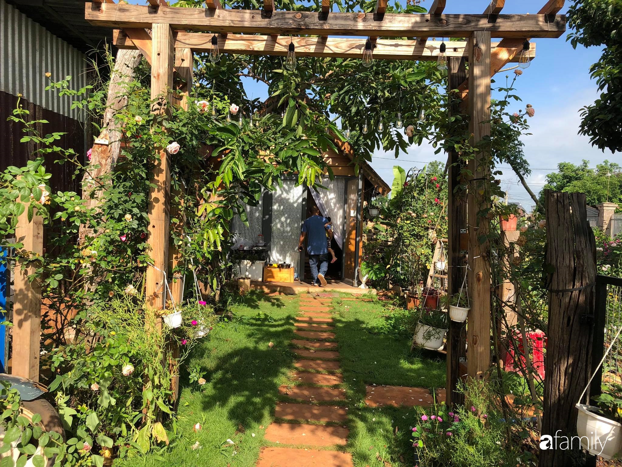 Khu vườn hoa hồng đẹp như cổ tích mà người chồng ngày đêm chăm sóc để tặng vợ con ở Vũng Tàu-19