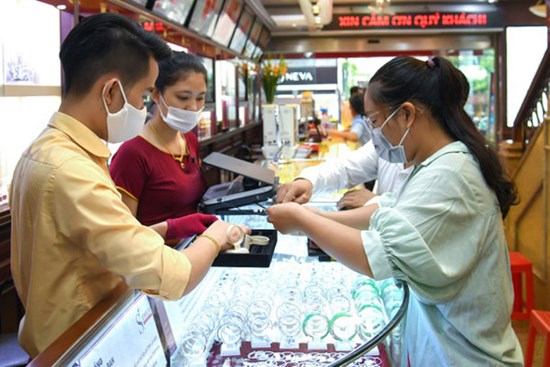 Giá vàng hôm nay 15/8: Vàng SJC bật tăng mạnh chiều bán ra