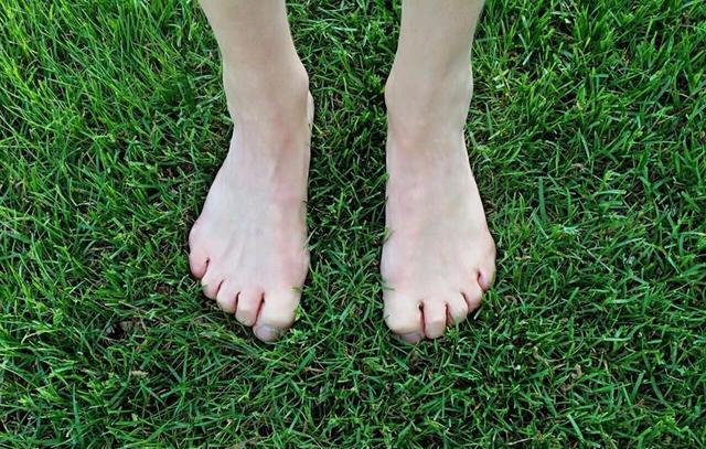 Muốn biết tuổi thọ bản thân hãy nhìn xuống bàn chân: Nếu có 2 dấu hiệu này, bạn là người tuổi thọ kém, nhiều bệnh tật-1