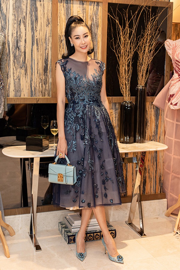 Trong khi Thúy Hạnh mắc lỗi nội y lộ liễu thì HH Hà Kiều Anh lại cao tay hơn hẳn khi cùng diện đầm xuyên thấu gợi cảm-4