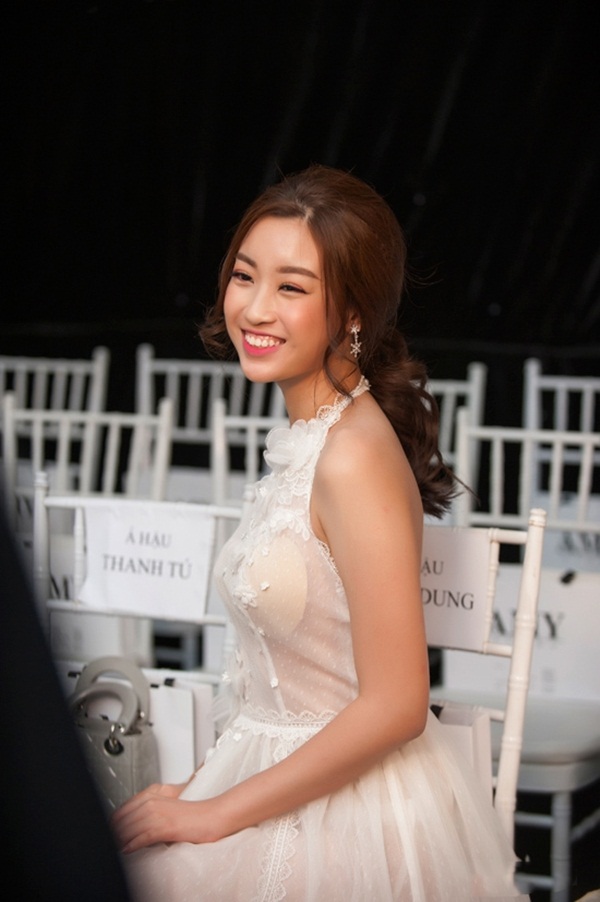 Trong khi Thúy Hạnh mắc lỗi nội y lộ liễu thì HH Hà Kiều Anh lại cao tay hơn hẳn khi cùng diện đầm xuyên thấu gợi cảm-9