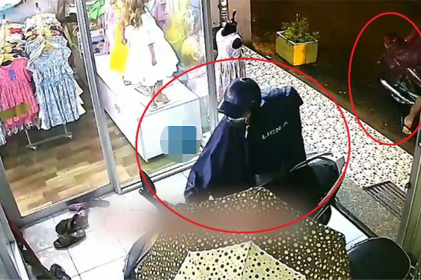 CLIP: Khoảnh khắc sét đánh nhiều cột điện tóe lửa trên QL1, người dân hú hét kinh sợ-1