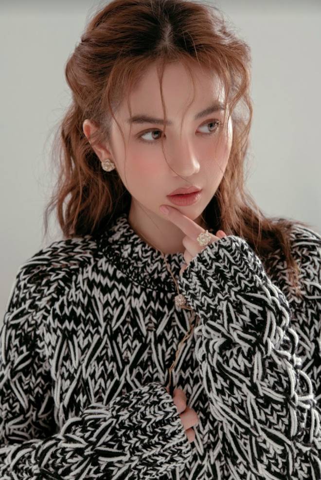 Ngọc Trinh khiến netizen ngẩn ngơ vì quá xinh trong loạt ảnh phong cách mới, nhưng sao na ná Song Hye Kyo thế này?-3