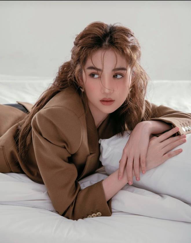 Ngọc Trinh khiến netizen ngẩn ngơ vì quá xinh trong loạt ảnh phong cách mới, nhưng sao na ná Song Hye Kyo thế này?-5