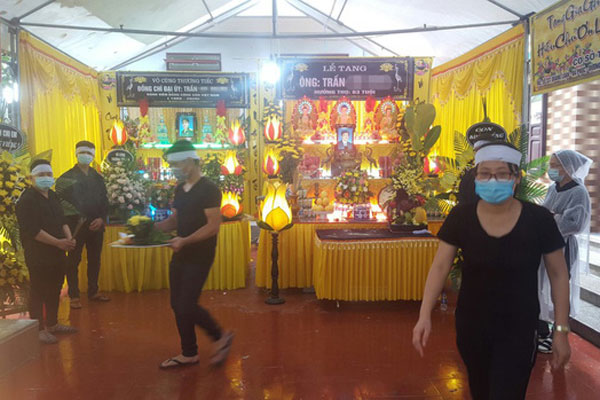 Người cứu 2 mẹ con vụ 3 người bị điện giật thương vong khi ngã xe: Vớt cô ấy lên, tôi chỉ biết khóc vì bất lực-7