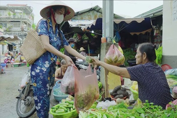 Thủy Tiên diện đầm đuôi cá xanh lá lấn át cả cô dâu nhưng lại được khen ngợi-9