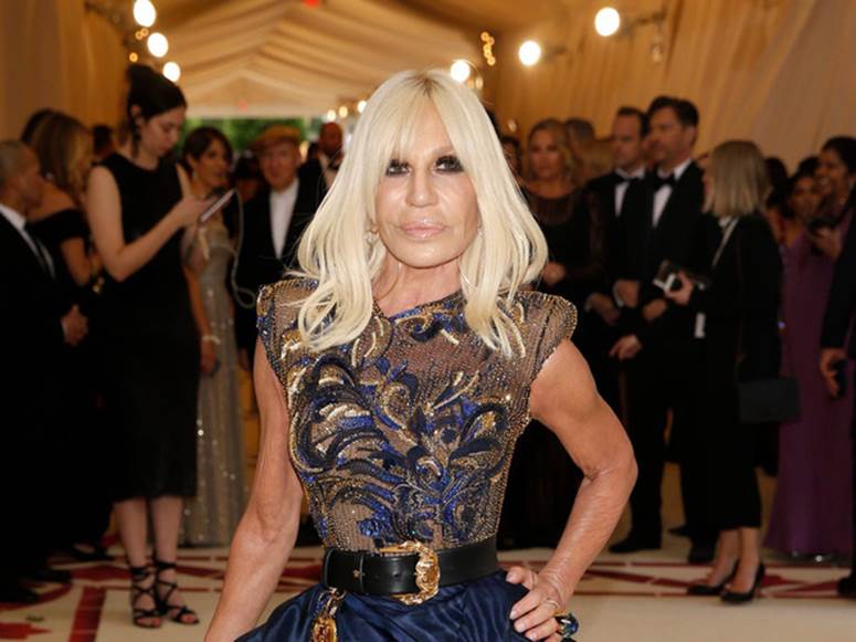 Cuộc đời đầy nước mắt phía sau ánh hào quang của Nữ vương đế chế Versace: Từ búp bê sống của anh trai đến thảm hoạ thẩm mỹ thời đại-9