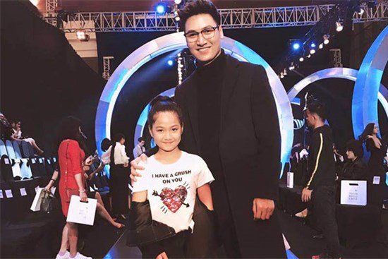 Cô bé điệu nhất “Bố ơi mình đi đâu thế” mùa 2: Càng lớn càng xinh xắn và đỏm dáng, nhưng trình nói tiếng Anh mới là điều gây choáng