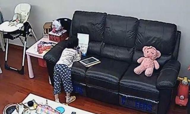 Người mẹ đi công tác xa, xem qua camera chứng kiến hành động của con gái ở nhà mà cô đỏ hoe mắt-1