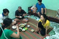 Xót lòng nhìn bữa cơm canh rau dại của người lao động nghèo mắc kẹt ở Đà Nẵng