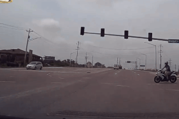 CLIP: Âm mưu lách qua trạm thu phí nhưng bị chặn, người đàn ông cay cú xử nóng nữ nhân viên-2