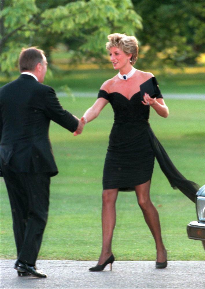 Meghan Markle bị tố cố tình bắt chước mẹ chồng Diana khi diện bộ váy trả thù như một cái tát vào mặt Hoàng gia Anh-5
