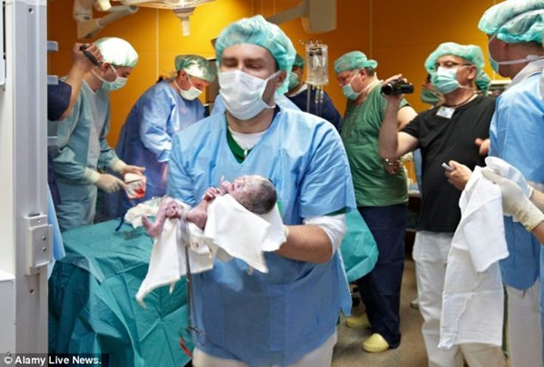 Mừng rỡ khi biết mình mang thai đôi, đến tháng thứ 5, bà mẹ chết sững khi nhìn vào màn hình siêu âm-5