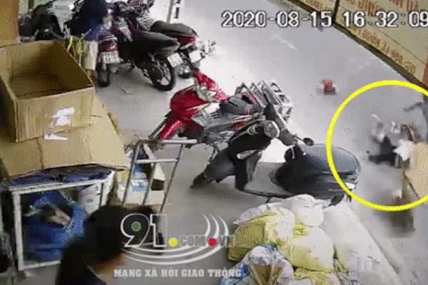 Cao thủ nội công thâm hậu, dùng tay không đẩy ô tô sang một bên để lấy lối đi-1