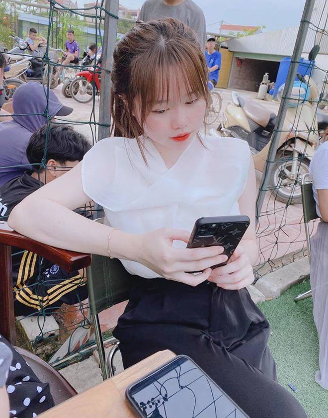 Huỳnh Anh đổi style ăn diện một màu” từ ngày quen Quang Hải, tưởng nhàm chán mà chàng vẫn yêu-10