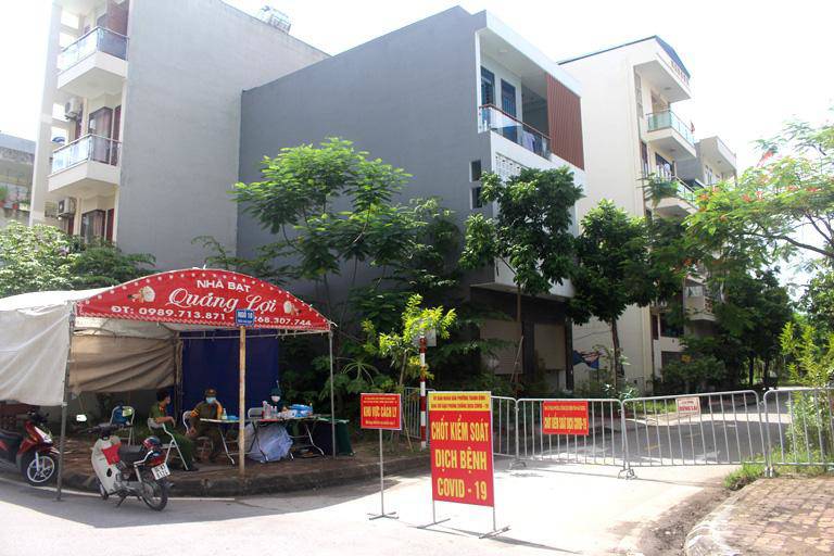 Đang bị cách ly tại nhà, nam sinh viên trốn lên phòng trọ... làm bài tập-1