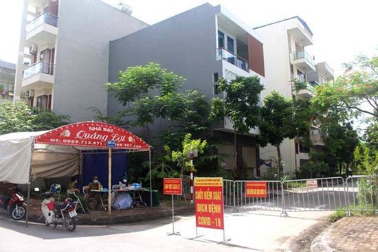 Đang bị cách ly tại nhà, nam sinh viên trốn lên phòng trọ... làm bài tập