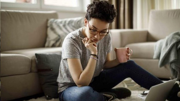 Chồng hẹn ra nhà nghỉ đổi gió, tôi hí hửng tới chờ sẵn nhưng lúc nghe thấy tiếng bước chân đến gần thì lạnh sống lưng-1