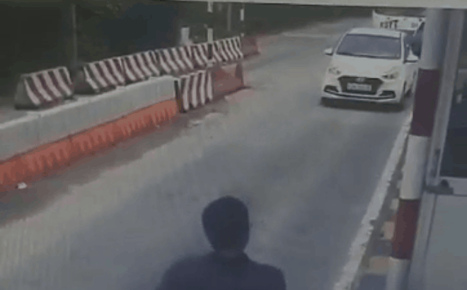 CLIP: Âm mưu lách qua trạm thu phí nhưng bị chặn, người đàn ông cay cú xử nóng nữ nhân viên-1