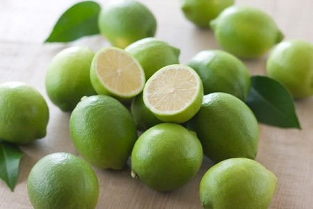 6 cách tẩy vết mốc lâu ngày trên quần áo màu đơn giản mà hiệu quả-1