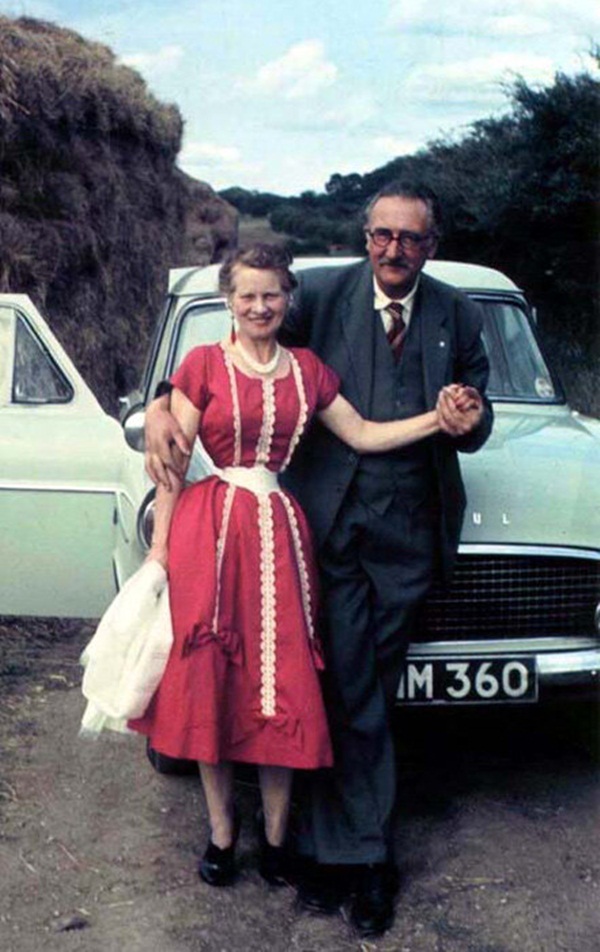 Người phụ nữ chiều chồng nhất lịch sử nhân loại và hành trình hơn 10 năm đau đớn để sở hữu vòng eo 33cm cùng một diện mạo kỳ dị-3