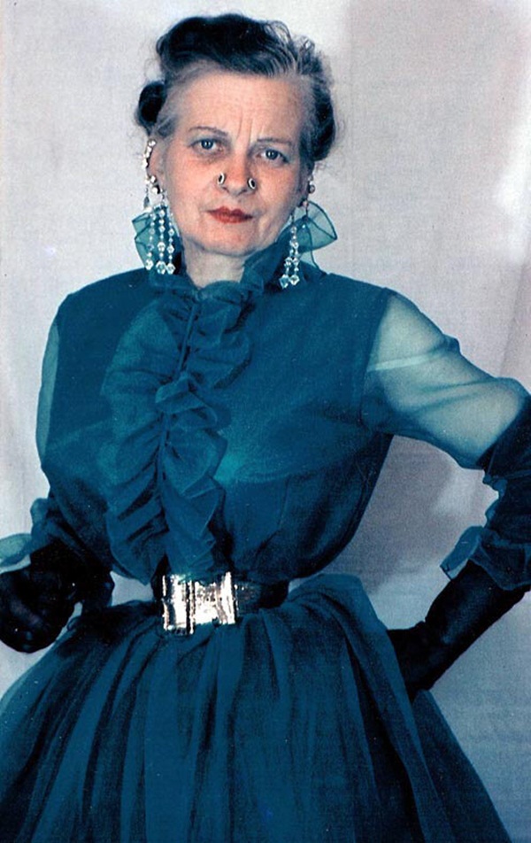 Người phụ nữ chiều chồng nhất lịch sử nhân loại và hành trình hơn 10 năm đau đớn để sở hữu vòng eo 33cm cùng một diện mạo kỳ dị-6