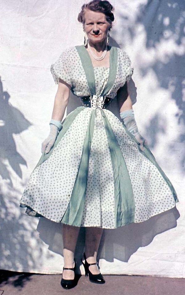 Người phụ nữ chiều chồng nhất lịch sử nhân loại và hành trình hơn 10 năm đau đớn để sở hữu vòng eo 33cm cùng một diện mạo kỳ dị-7