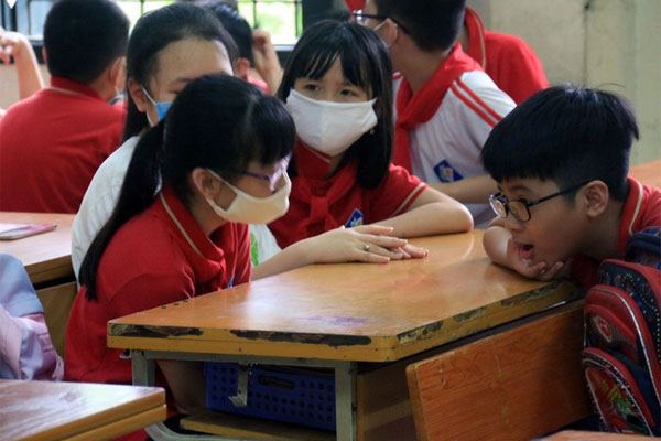 Kinh hoàng cảnh thí sinh và cha mẹ chen chúc, tranh nhau đăng ký học do trường lật kèo” tuyển sinh-4