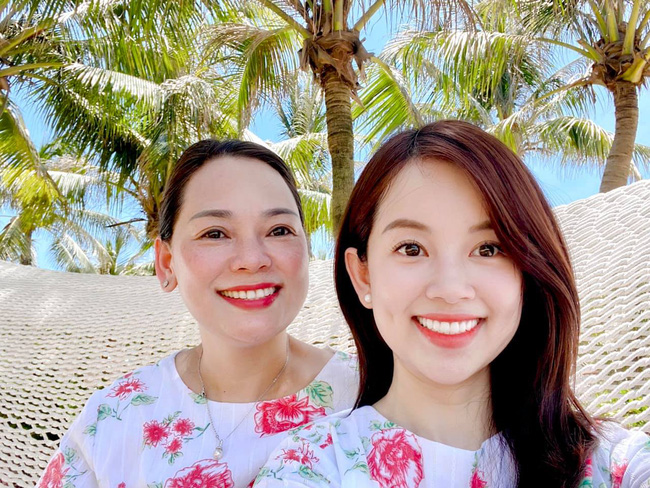 Nhan sắc U60 gây ngỡ ngàng của mẹ ruột hot mom Ly Kute: Đã là bà ngoại nhưng vẫn trẻ đẹp thon thả, đi cùng con gái luôn bị nhầm là chị em-4