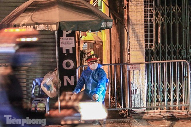 Phong tỏa ngõ trên phố Trương Định có người nghi mắc COVID-19 trong đêm-1