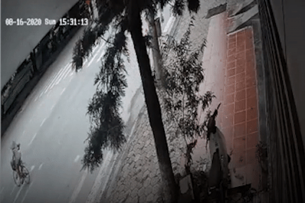 Xe máy qua đường ẩu suýt va chạm với ôtô-1