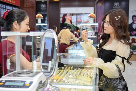 Say trong cơn bão giá vàng, nhà đầu tư đừng để 