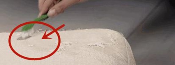 Mách bạn 6 mẹo làm sạch sofa vải mà không phải tháo lắp và giặt giũ phiền phức-1