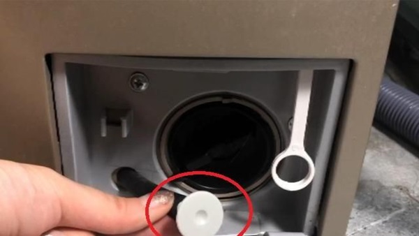 Tháng nào cũng vệ sinh lồng giặt nhưng lại bỏ qua bộ phận này, bảo sao máy giặt nhà bạn bẩn hơn cả cống thoát sàn-7