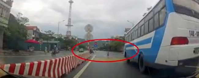 Clip: Xe khách bất ngờ phanh cháy bánh chặn đường ô tô phía sau, nguyên nhân khiến các bậc phụ huynh hết hồn-1