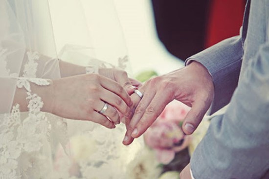 Nhà nghèo, bạn gái đòi đám cưới hoành tráng để ‘mát mặt’ với hàng xóm