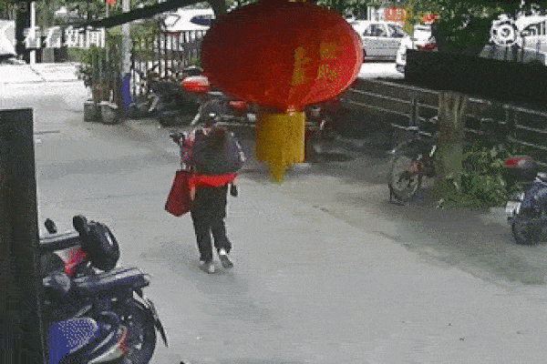 Đứa trẻ gần 2 tuổi bị bắt cóc giữa ban ngày được cảnh sát giải cứu thành công sau 11 tiếng, thủ đoạn tinh vi của nghi phạm gây chú ý
