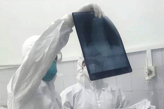5 người trong một gia đình mắc COVID-19, trong đó có bé gái hơn 1 tháng tuổi