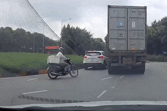 Tài xế ôtô đuổi theo xe container sau va chạm