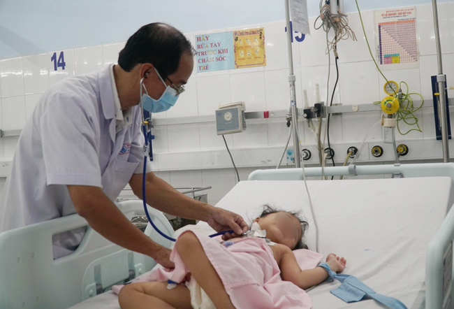 Chạy ECMO cứu bé gái 3 tuổi nôn ói hàng chục lần, truỵ tim mạch vô cùng nguy kịch-3