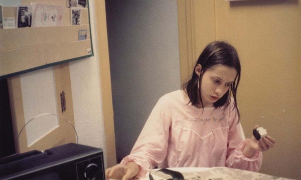 Cuộc đời bé gái người rừng, bị trói vào ghế suốt 13 năm-1