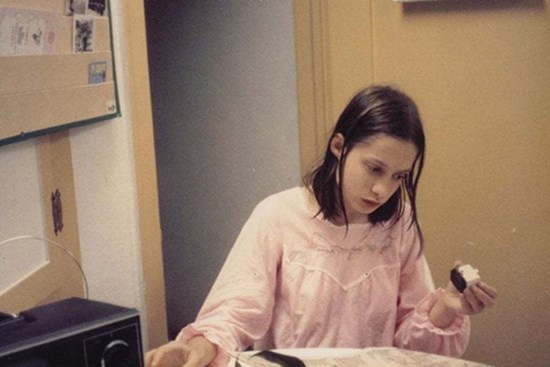 Cuộc đời bé gái 'người rừng', bị trói vào ghế suốt 13 năm