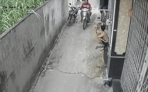 Pha giật điện thoại nhanh như chớp trong ngõ hẹp, hành động của tên cướp mới táo tợn-1