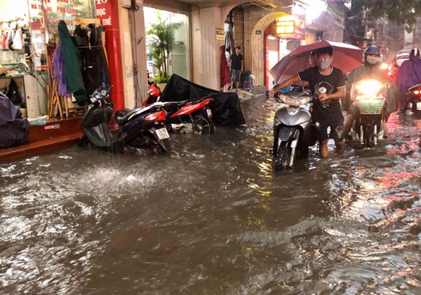 Mưa lớn trút xuống hàng giờ khiến nhiều tuyến phố Hà Nội thành sông, ô tô và xe máy bơi trong nước-3
